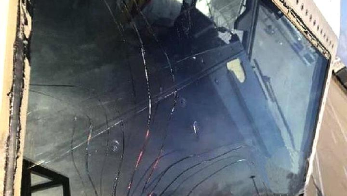 Boeing 737 windshield crack