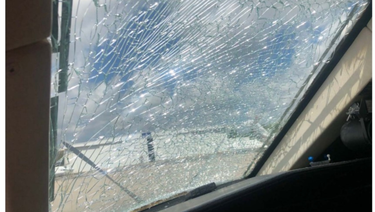 Boeing 737 windshield crack